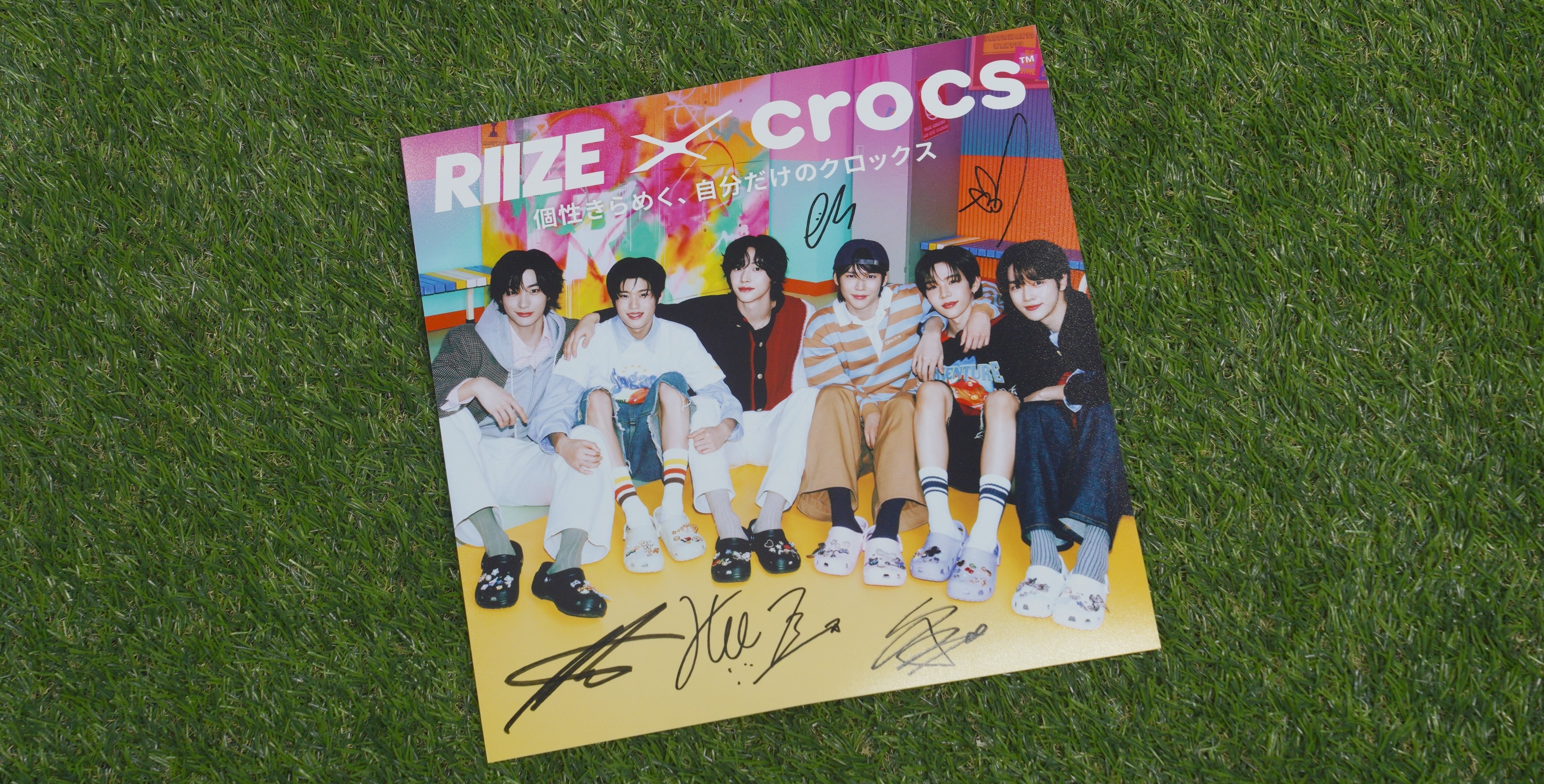 クロックスジャパン公式インスタグラムをフォローして、＜RIIZEメンバー直筆サイン入り＞RIIZE x crocs ポスター を当てよう！